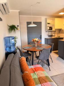 un salon avec un canapé et une table dans l'établissement innovador departamento cercano a mall y carretera, à Rancagua