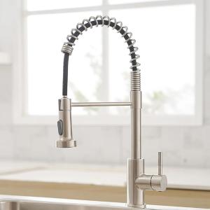 eine Küchenspüle mit einem verchromten Küchenhahn in der Unterkunft Zabriko delair in Sainte-Anne