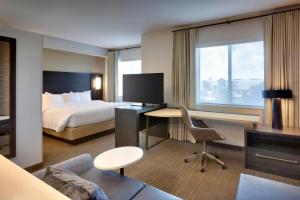 een hotelkamer met een bed en een bureau met een computer bij Residence Inn by Marriott Bromont in Bromont