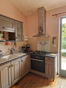 Kuchyň nebo kuchyňský kout v ubytování Сocon bien douillet