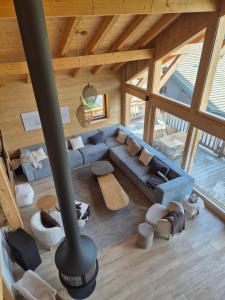 una vista aérea de una sala de estar en una cabaña en Chalet Louline - Châtel, en Châtel 4 fotos más