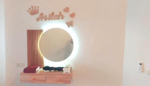 un miroir sur un mur avec une commode et un tiroir dans l'établissement Tanger Asilah CAN 2025 Stay Mer & Piscine, à Assilah