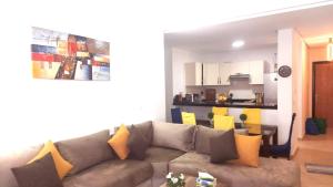 un salon avec un canapé et une table dans l'établissement Tanger Asilah CAN 2025 Stay Mer & Piscine, à Assilah