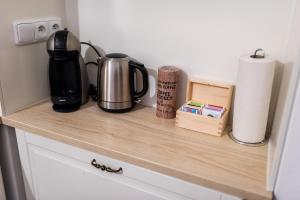 ein Holzregal mit Kaffeemaschine und Papierhandtüchern in der Unterkunft Tiny apartment in a family house apartment near the center in Nový Jičín + 6 Fotos