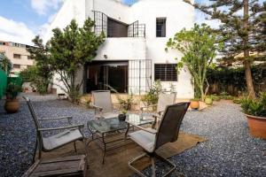 Tòa nhà nơi biệt thự tọa lạc