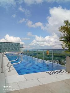 a swimming pool on the roof of a building at Moira Ecolodge - Armenia Laureles in Armenia