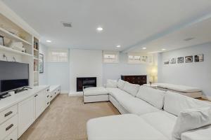 TV a/nebo společenská místnost v ubytování wave watchers