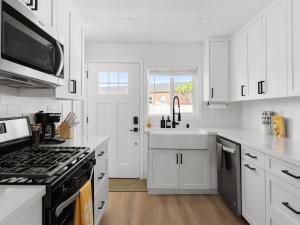 Kuchyň nebo kuchyňský kout v ubytování Barrio Casita - 2Bd, Central, Parking, EV Charging