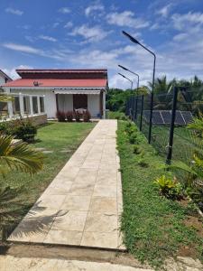 Κήπος έξω από το Le Doux Paradise- GOYA