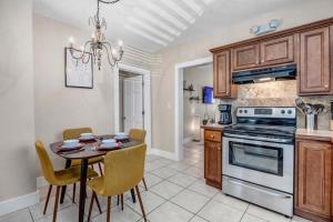 Kuchyň nebo kuchyňský kout v ubytování Cordova Palms A - Duplex by Castillo