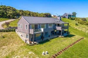 uma vista aérea de uma casa em uma colina em The Keep at Woodside Bay em Waiheke Island