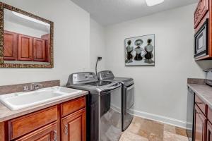 Foto sihtkohas Jacksonville Beach asuva majutusasutuse Coastal Current - 3BR steps to the beach galeriist +40 fotot