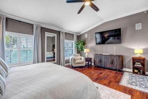 Voodi või voodid majutusasutuse Coastal Current - 3BR steps to the beach toas