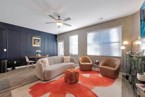 Khu vực ghế ngồi tại Electric & Vibrant Home Minutes from Downtown ATL