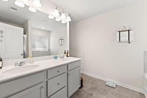 Phòng tắm tại Electric & Vibrant Home Minutes from Downtown ATL +17 ảnh