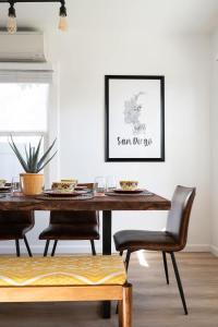 Posezení v ubytování * Bueno Bueno Casita * / 7 min to Downtown / 4 Bdr