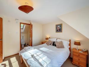 ein Schlafzimmer mit einem großen Bett mit weißer Bettwäsche in der Unterkunft Brithdir in Leighton + 20 Fotos