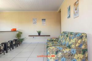 ein Wohnzimmer mit Sofa und Tisch in der Unterkunft Casa em Cabo Frio com Churrasqueira e Praia in Barra de São João