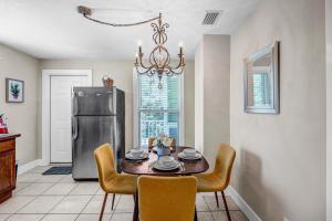 Köök või kööginurk majutusasutuses Cordova Palms B - 2BR bungalow w porch