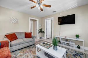 Televiisor ja/või meelelahutuskeskus majutusasutuses Cordova Palms B - 2BR bungalow w porch