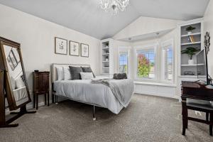 une chambre blanche avec un lit et une fenêtre dans l'établissement Full House in Tybee Island, Georgia, à Tybee Island