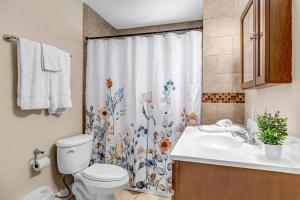 Vannituba majutusasutuses Cordova Palms B - 2BR bungalow w porch +23 fotot