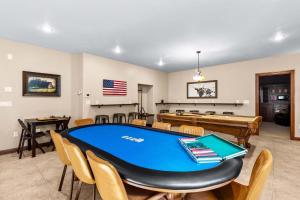une pièce avec une table de billard et un drapeau américain dans l'établissement Full House in Tybee Island, Georgia, à Tybee Island
