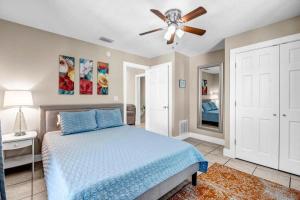 Voodi või voodid majutusasutuse Cordova Palms B - 2BR bungalow w porch toas