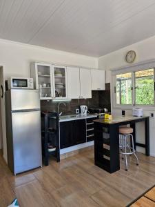 Η κουζίνα ή μικρή κουζίνα στο Hermosa casa a estrenar en Playa Grande ELIXIR