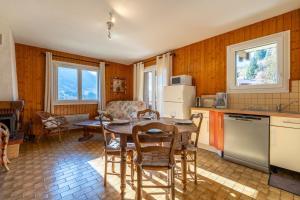 Kuchyň nebo kuchyňský kout v ubytování Les Chrysalis - Nature, Lac, Montagnes & Ski 10'min