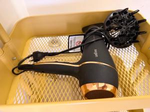 un sèche-cheveux dans une boîte jaune dans l'établissement Vista de la cuidad céntrica, ubicado a pasos del mall , restaurantes con excelentes conectivilidad, à Rancagua