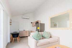 un salon blanc avec un canapé et une table dans l'établissement Arubas Life 408, à Noord