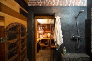 a bathroom with two men in the mirror at Alex Factory Gites et Chambres d'hôtes Côte d'Opale in Wierre-Effroy +46 photos