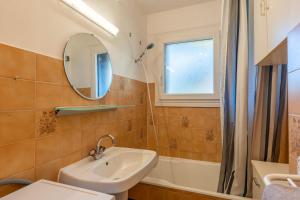 Koupelna v ubytování Les Chrysalis - Nature, Lac, Montagnes & Ski 10'min + 12 fotografií