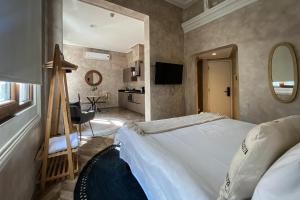 a hotel room with a bed and a mirror at Apart Hotel Dresden in Santiago