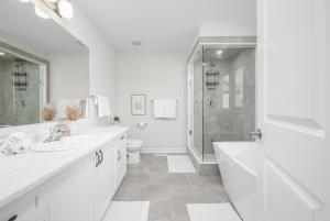 Ένα μπάνιο στο Stylish and Cozy Muskoka Vacation Home +33 φωτογραφίες