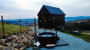 a small cabin with a hot tub in the yard at Vista - Domek Wakacyjny w Górach Sowich in Sierpnica +36 photos