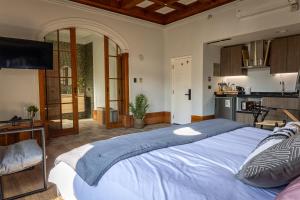 a large bedroom with a large bed and a kitchen at Apart Hotel Dresden in Santiago