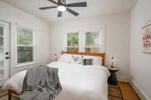 Postel nebo postele na pokoji v ubytování Crimson Tide Cottage- 2 King Beds- 2 5 miles to UA