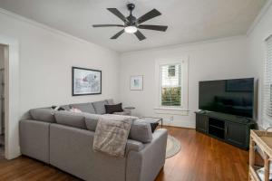 TV a/nebo společenská místnost v ubytování Crimson Tide Cottage- 2 King Beds- 2 5 miles to UA