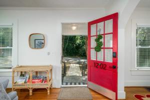 Posezení v ubytování Crimson Tide Cottage- 2 King Beds- 2 5 miles to UA