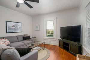 TV a/nebo společenská místnost v ubytování Crimson Tide Cottage- 2 King Beds- 2 5 miles to UA + 35 fotografií