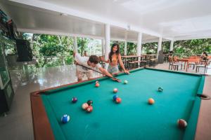 Ein paar Leute spielen Billard. in der Unterkunft Hotel Real Park in Tarapoto