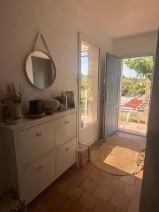 Zimmer mit einer Kommode und einem Spiegel in der Unterkunft Suite privée tout confort in Gargas