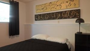 Postel nebo postele na pokoji v ubytování Longmont board games, beds, and boats - 2BR