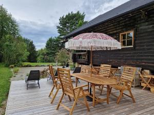 Κήπος έξω από το Seaside log-house 'Merehõbeda' with sauna and hot tub