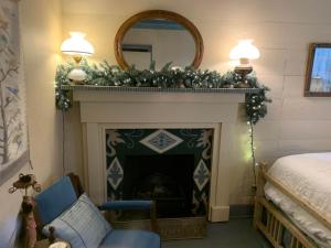 ein Kamin mit Spiegel und Weihnachtsdekoration in der Unterkunft Laura's Room in Jonesborough