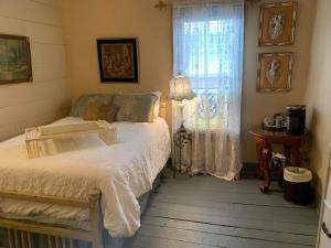 ein Schlafzimmer mit einem Bett und einem Fenster in der Unterkunft Laura's Room in Jonesborough + 5 Fotos