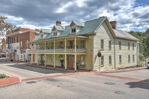 ein großes Holzhaus an der Ecke einer Straße in der Unterkunft Peddler's Pad in Jonesborough