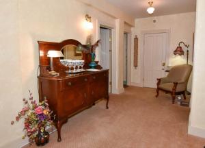 Zimmer mit einem Schreibtisch mit einem Spiegel und einem Stuhl in der Unterkunft Peddler's Pad in Jonesborough